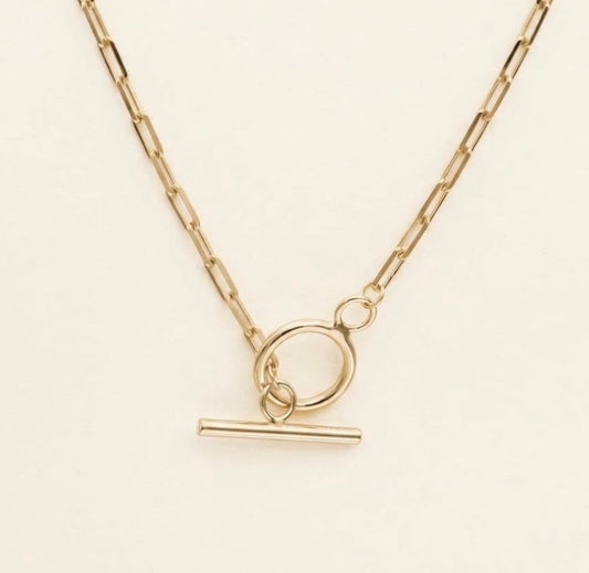 Statement paperclip necklace with a sleek T-bar toggle clasp.